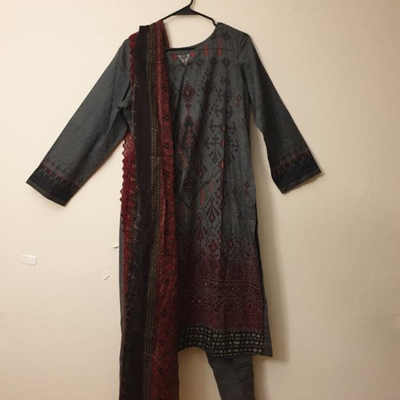 Three Piece Lawn Suit Embroidered - Picture 4 of 10